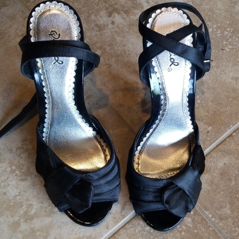 💘Qupid Black Satin Ankle strap 5" heels.